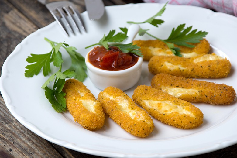 Mozzarella-Sticks mit Tomaten-Dip