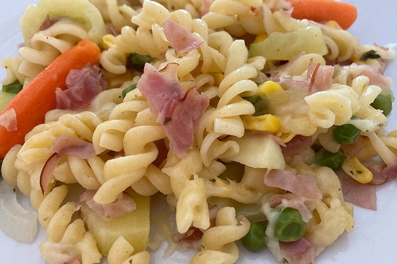 One Pot mit Nudeln, Gemüse und Schinken