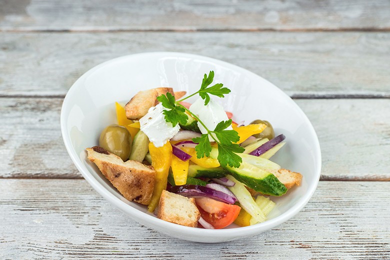 Bunter Gemüsesalat mit Croûtons und Käse