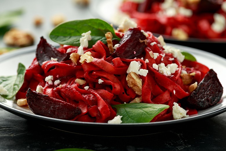 Selbstgemachte Rote-Bete-Pasta mit Spinat und Feta