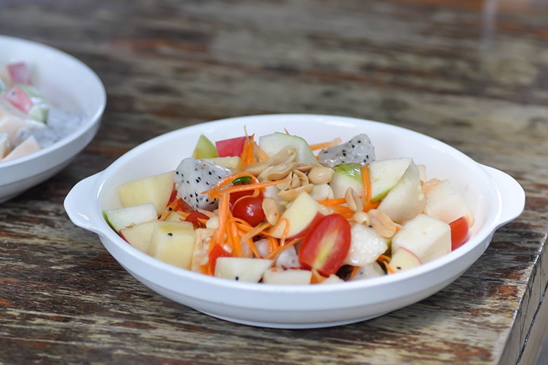 Obstsalat mit Apfel und Drachenfrucht