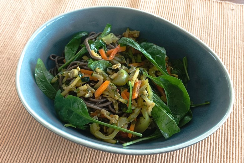Soba-Nudeln mit Gemüse