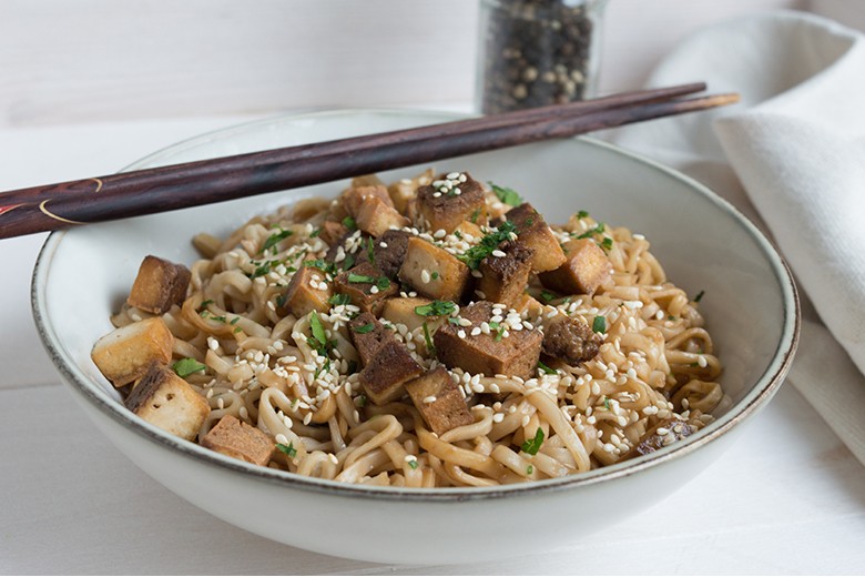 Soba Nudeln mit Sesam-Tofu
