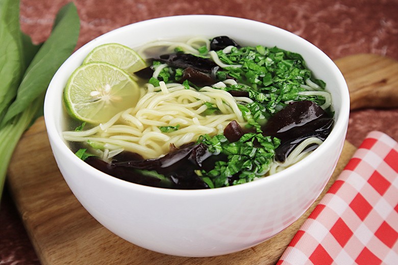Soba-Nudeln mit Pak Choi