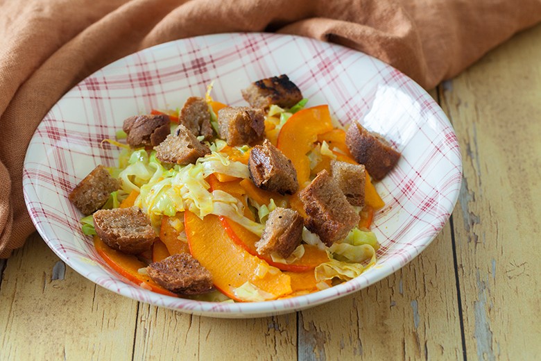 Lauwarmer Kürbis-Spitzkohlsalat