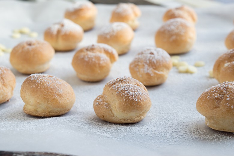 Profiteroles mit weißer Schokofüllung