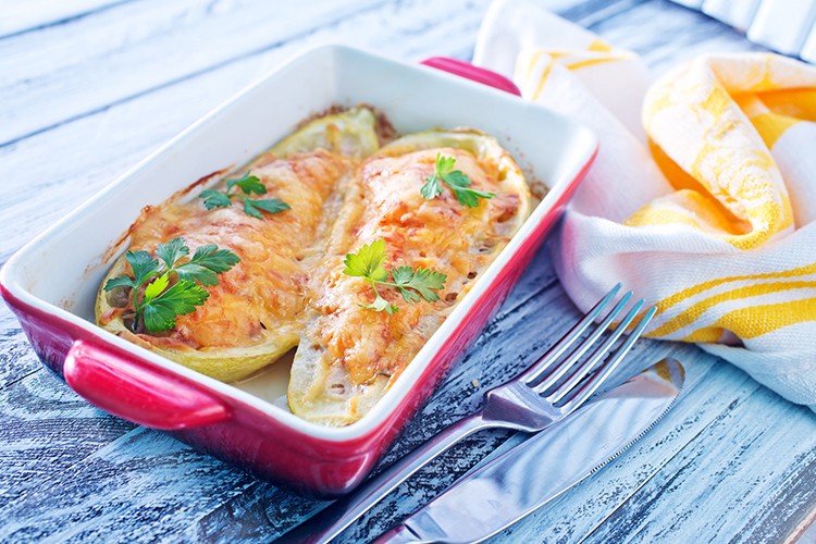 Überbackene Zucchini mit Paprika gefüllt