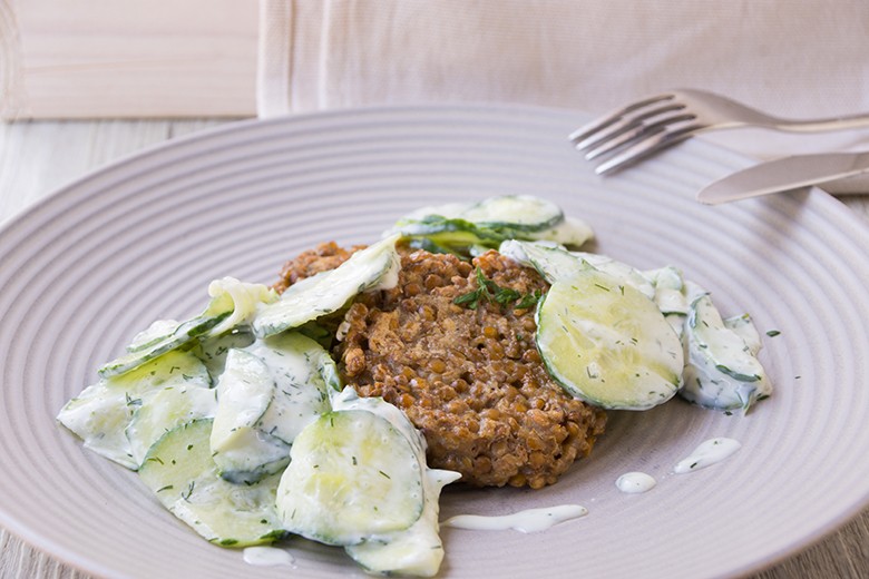 Linsenbratlinge mit Gurkensalat