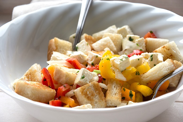 Paprikasalat mit Feta und Brot