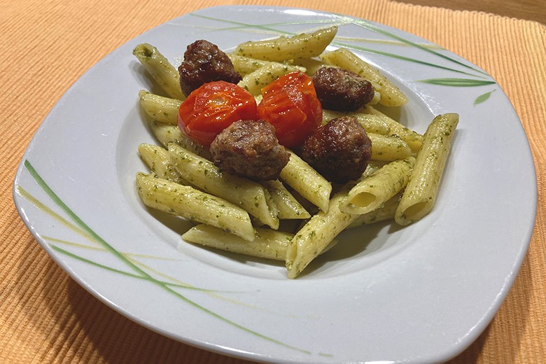 Penne mit Pesto und Hackbällchen