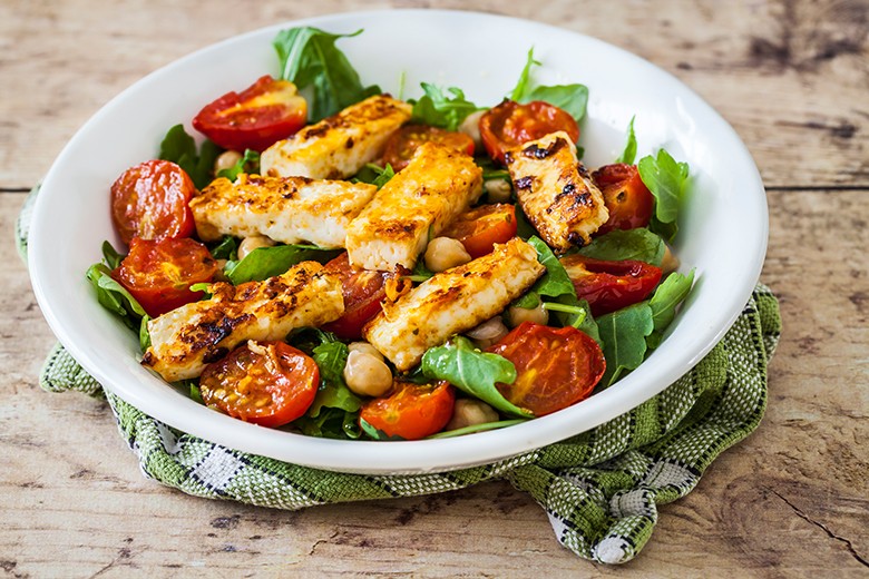 Lauwarmer Tomaten-Halloumi-Salat