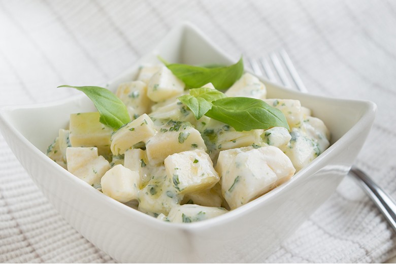 Käsesalat mit Basilikumcreme