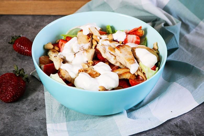 Putenbrustsalat mit Erdbeeren