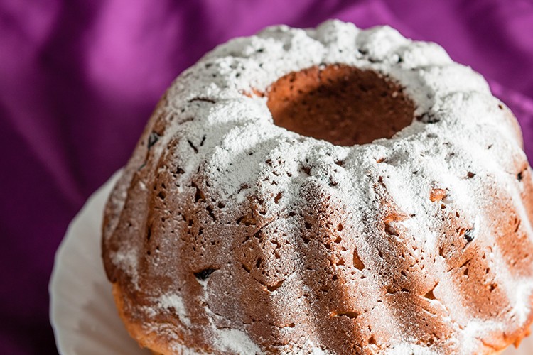Hefe-Gugelhupf mit Rosinen