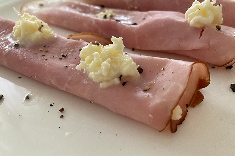 Schinkenröllchen mit Meerrettich-Füllung