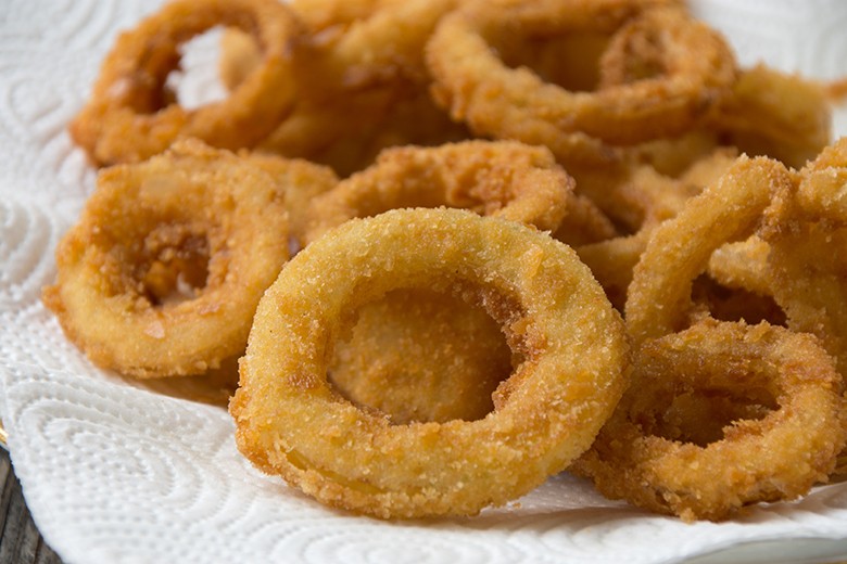 Knusprig gebackene Zwiebelringe