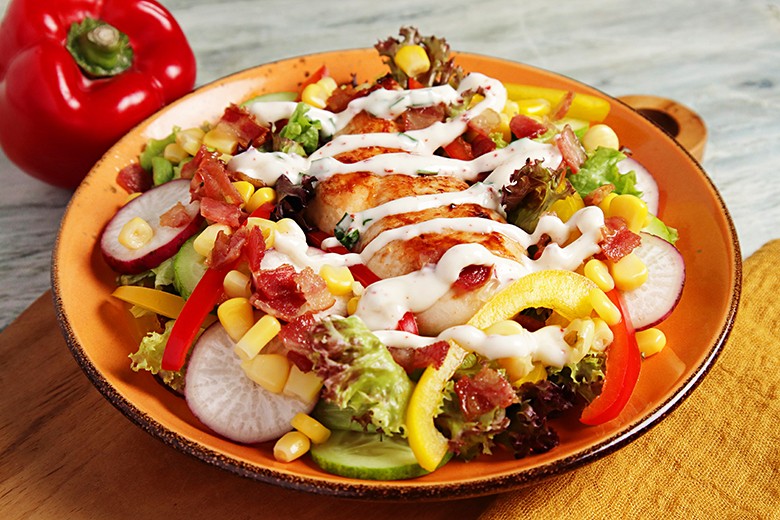 Feuriger Salat mit Hähnchenfilet