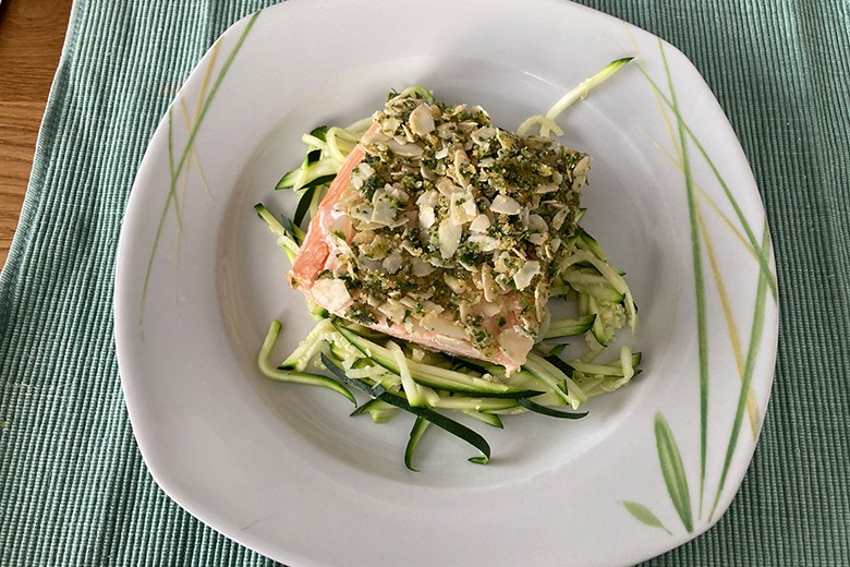 Lachsfilet auf Zucchini-Nudeln