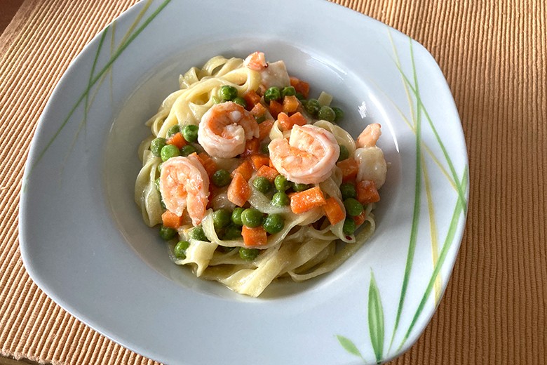 Pasta mit Garnelen und Erbsen