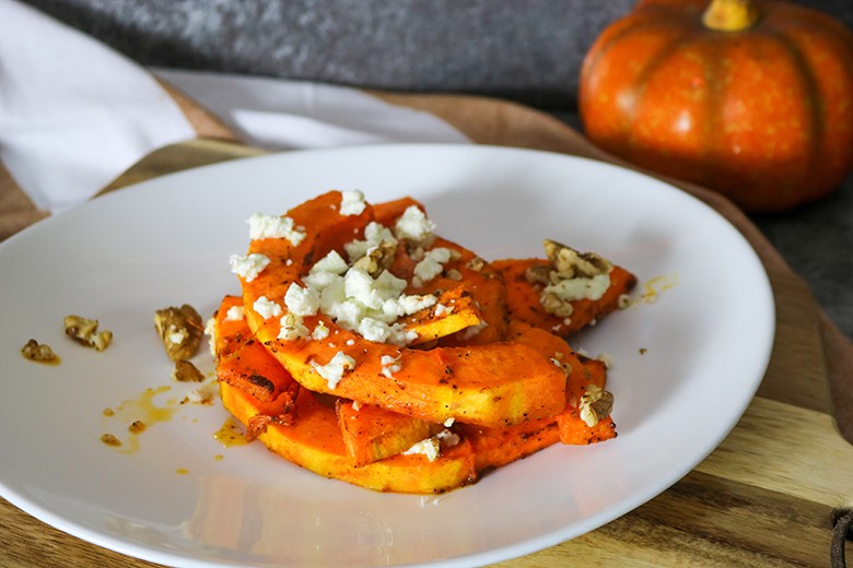 Ofenkürbis mit Feta und Nüssen