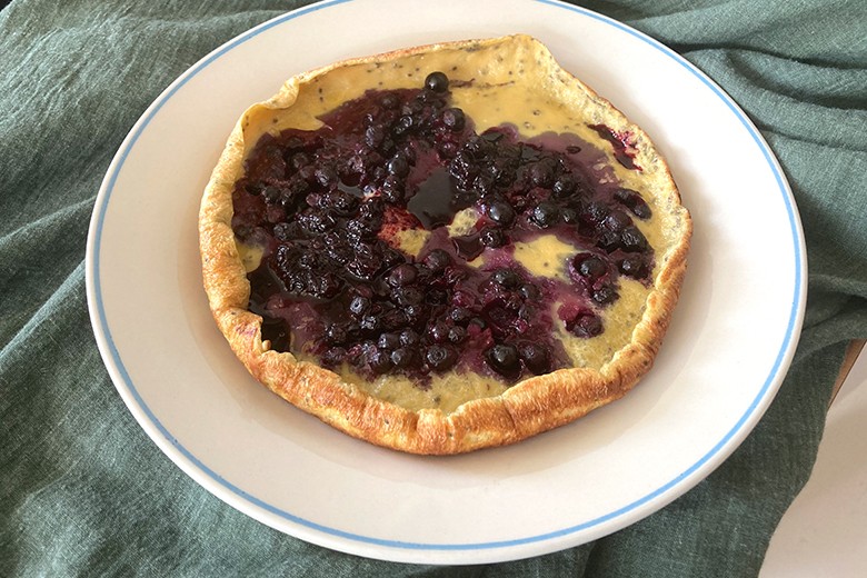 Ofenpfannkuchen mit Heidelbeeren