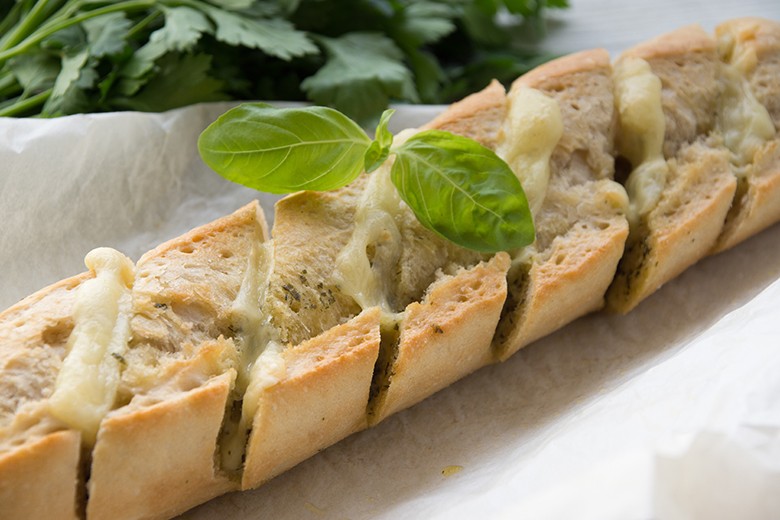 Kräuterbaguette mit Käse überbacken