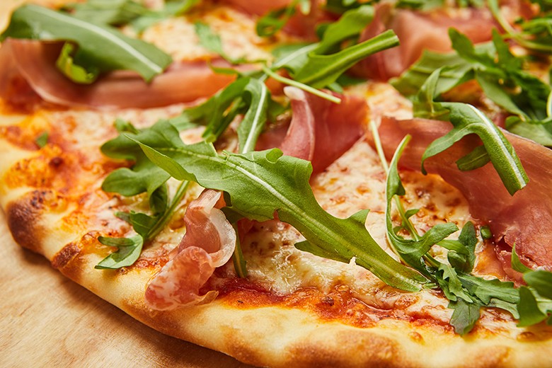 Pizza mit Rucola und Parmaschinken