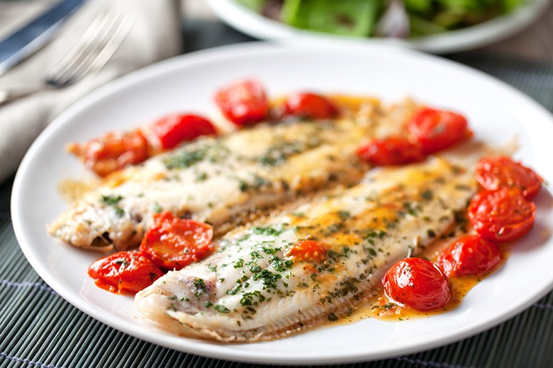 Gebratenes Seezungenfilet mit Kirschtomaten