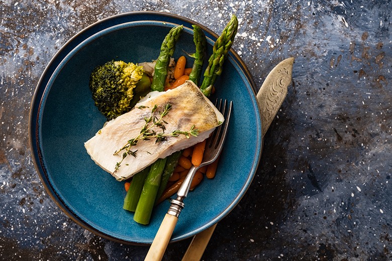 Zanderfilet auf Spargel, Brokkoli und Karotten