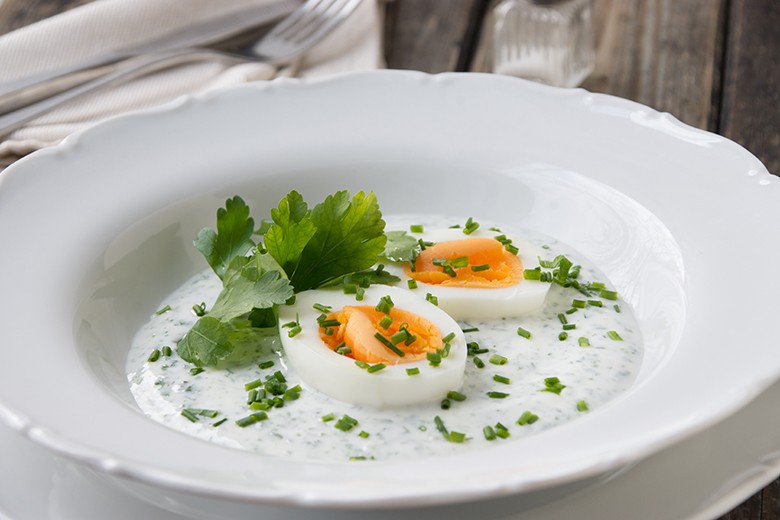 Eier in Kräutersauce