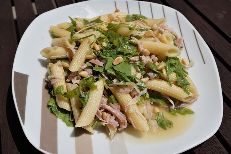 Nudelsalat mit Schinken und Rucola