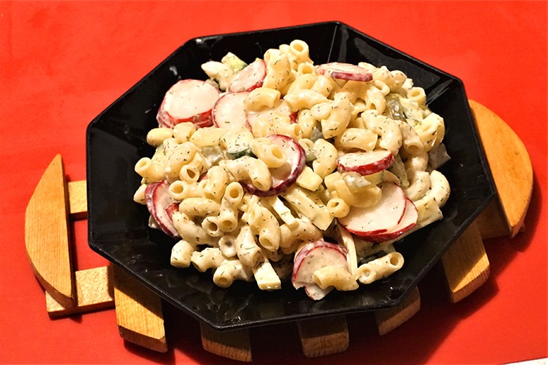 Nudelsalat mit Käse und Radieschen