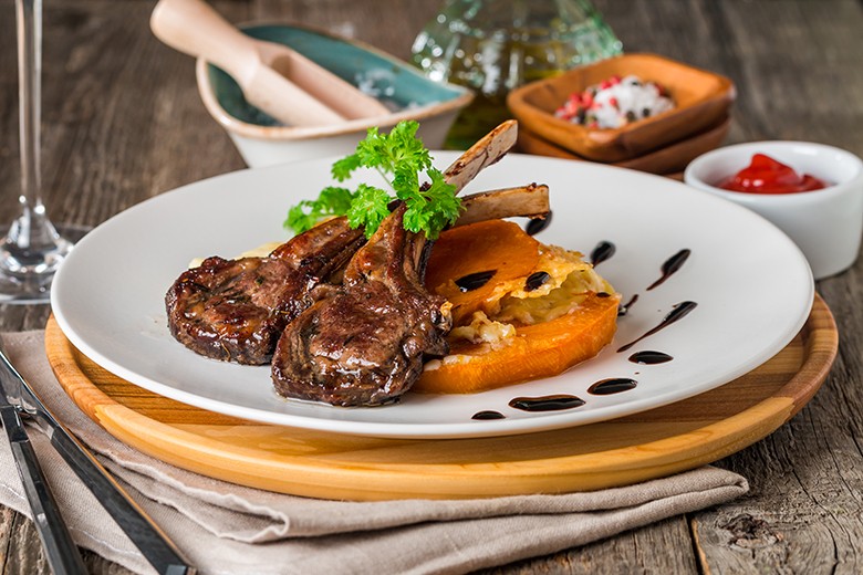 Gebratene Lammkoteletts mit Kürbis