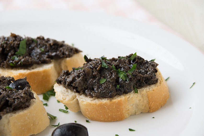 Weißbrote mit Olivenkaviar