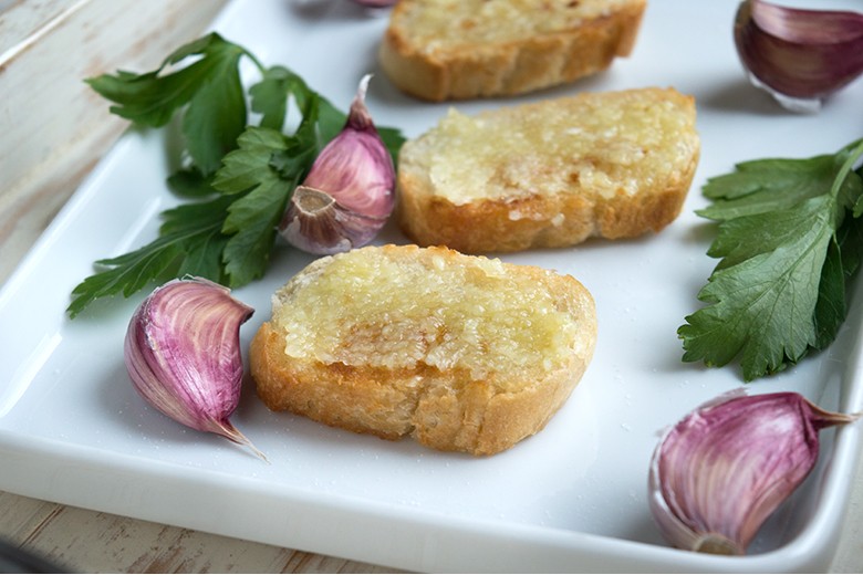 Brot mit kalter Knoblauchsauce