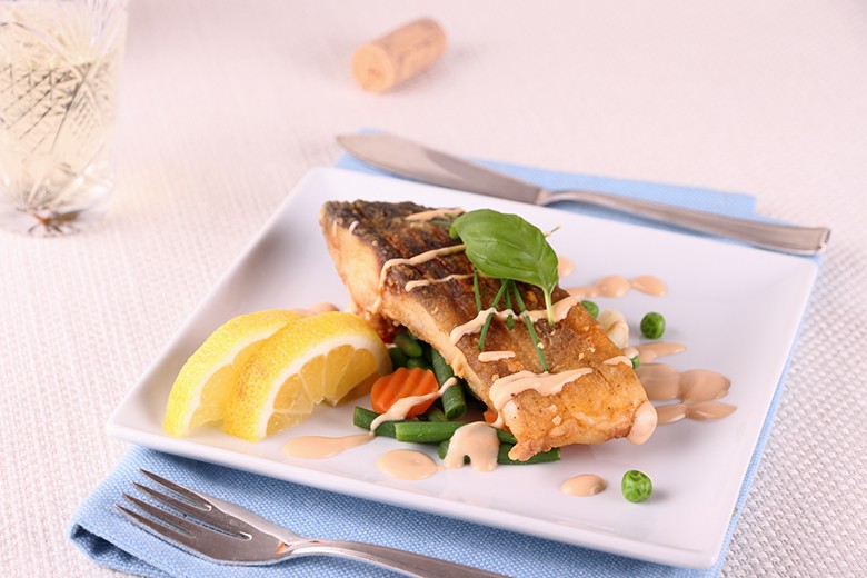 Gebratenes Karpfenfilet mit Gemüse