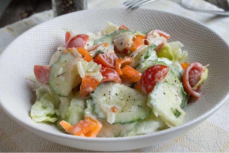 Omas gemischter Gurkensalat