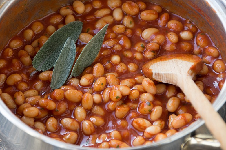 Weiße Bohnen in Salbei-Tomatensauce
