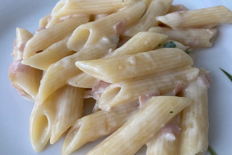One Pot Pasta mit Schinken und Sahne