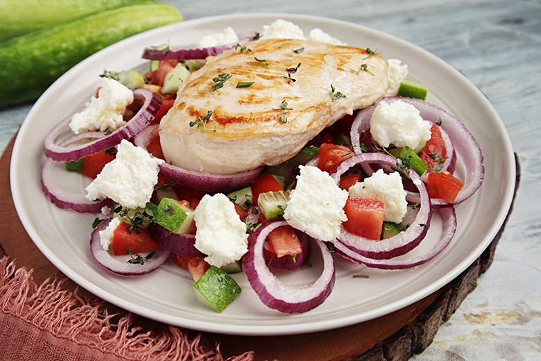 Hähnchen auf Tomate-Gurken-Salat