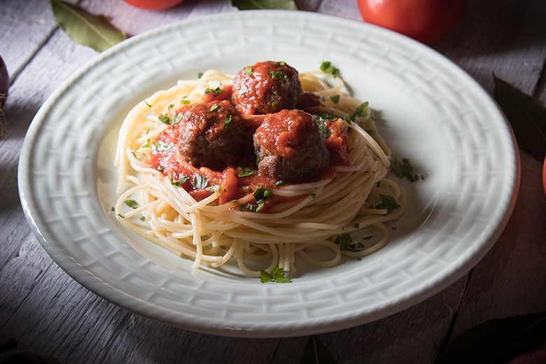Spaghetti mit Fleischbällchen und Tomatensauce