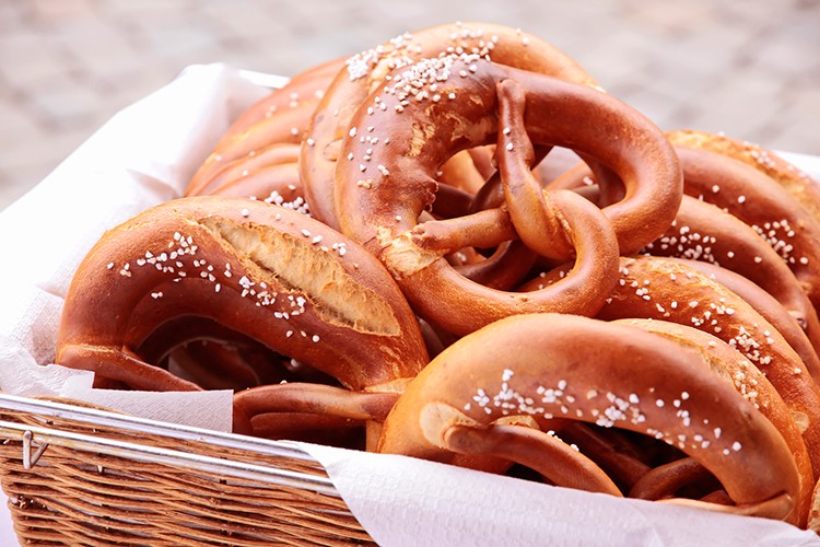 Laugenbrezen mit Dinkelmehl