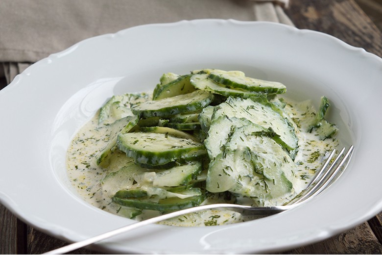 Gurkensalat mit veganer Crème fraîche und Dill