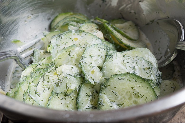 Veganer Gurkensalat mit Joghurt, Dill und Knoblauch