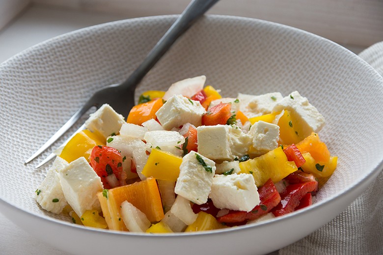 Paprikasalat mit Knoblauch und veganem Feta