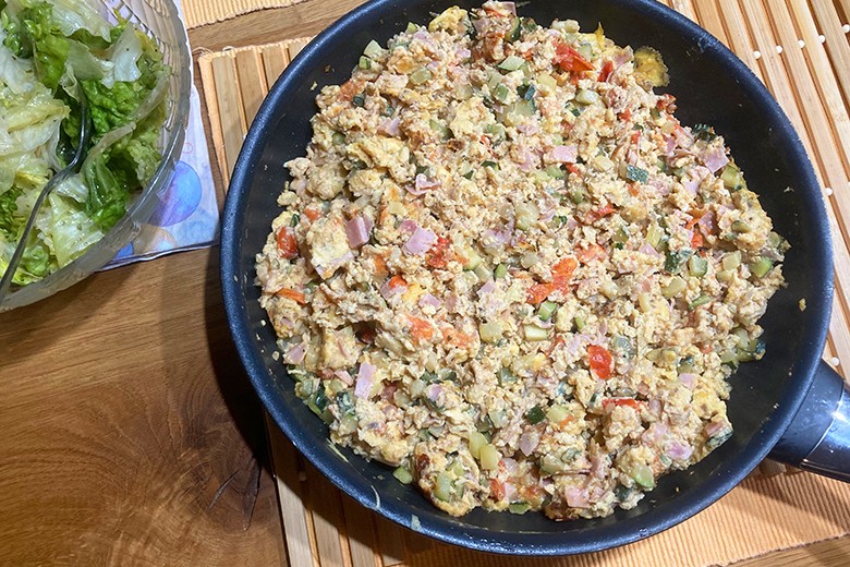 Rührei mit Gemüse und Käse