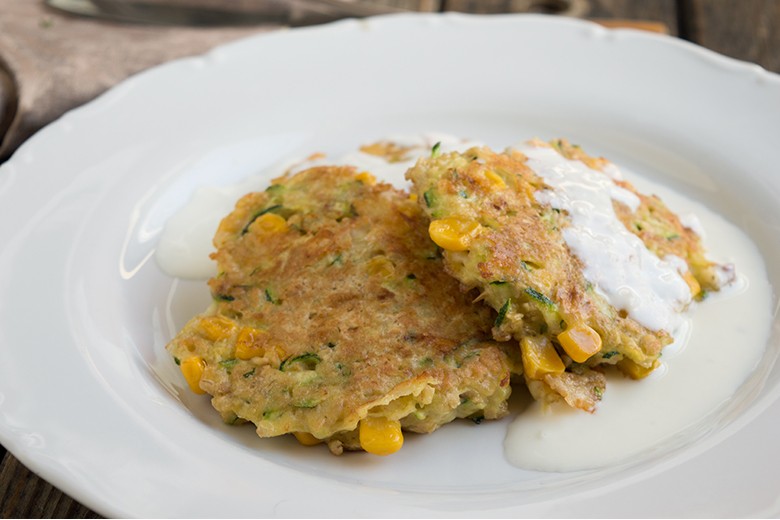 Zucchinipuffer mit Mais