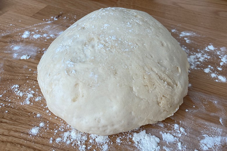Einfacher Pizzateig mit Trockenhefe