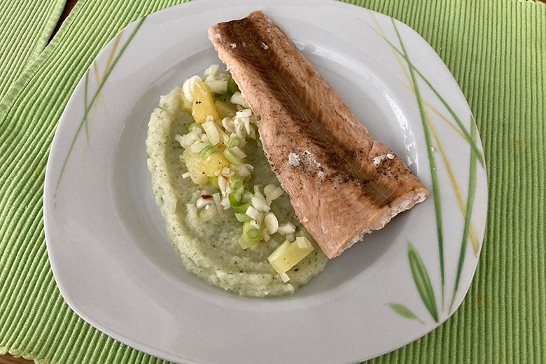 Lachs auf Ananas-Sellerie-Gemüse