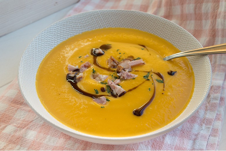 Kürbissuppe mit Chili und Speck